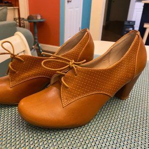 NWOT Tan Chelsea Crew Matis Oxford EU 39/US 8